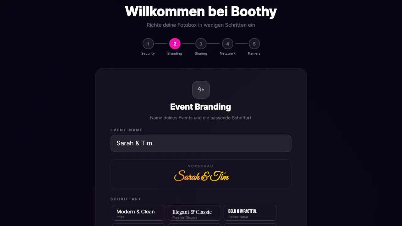 Setup-Assistent, Schritt Branding: Event-Name „Sarah & Tim“ mit Schrift- und Farbwahl